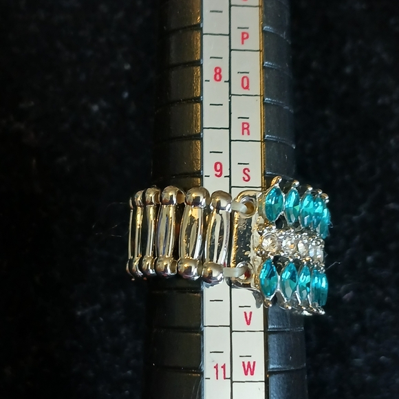 Paparazzi silvertone stretch ring with clear round stones, blue marquis stones - Picture 4 of 5